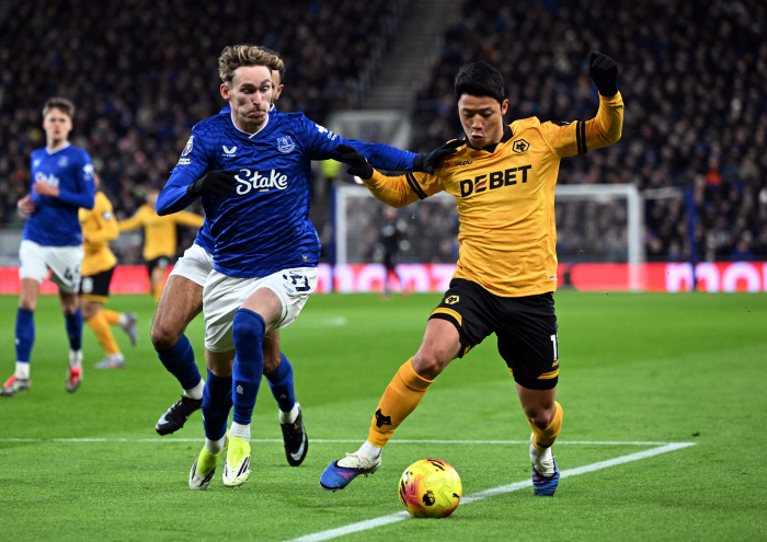 '불리한 전선의 장수 같다' '황소'가 극찬한 울버햄튼 사령탑, EPL '꼴찌' 감독의 '강등' 공포에 대처하는 자세