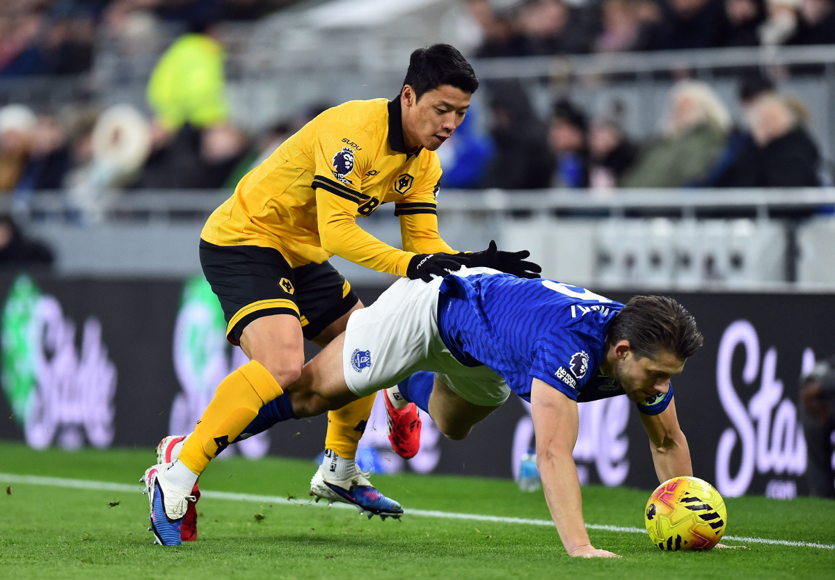 '불리한 전선의 장수 같다' '황소'가 극찬한 울버햄튼 사령탑, EPL …
