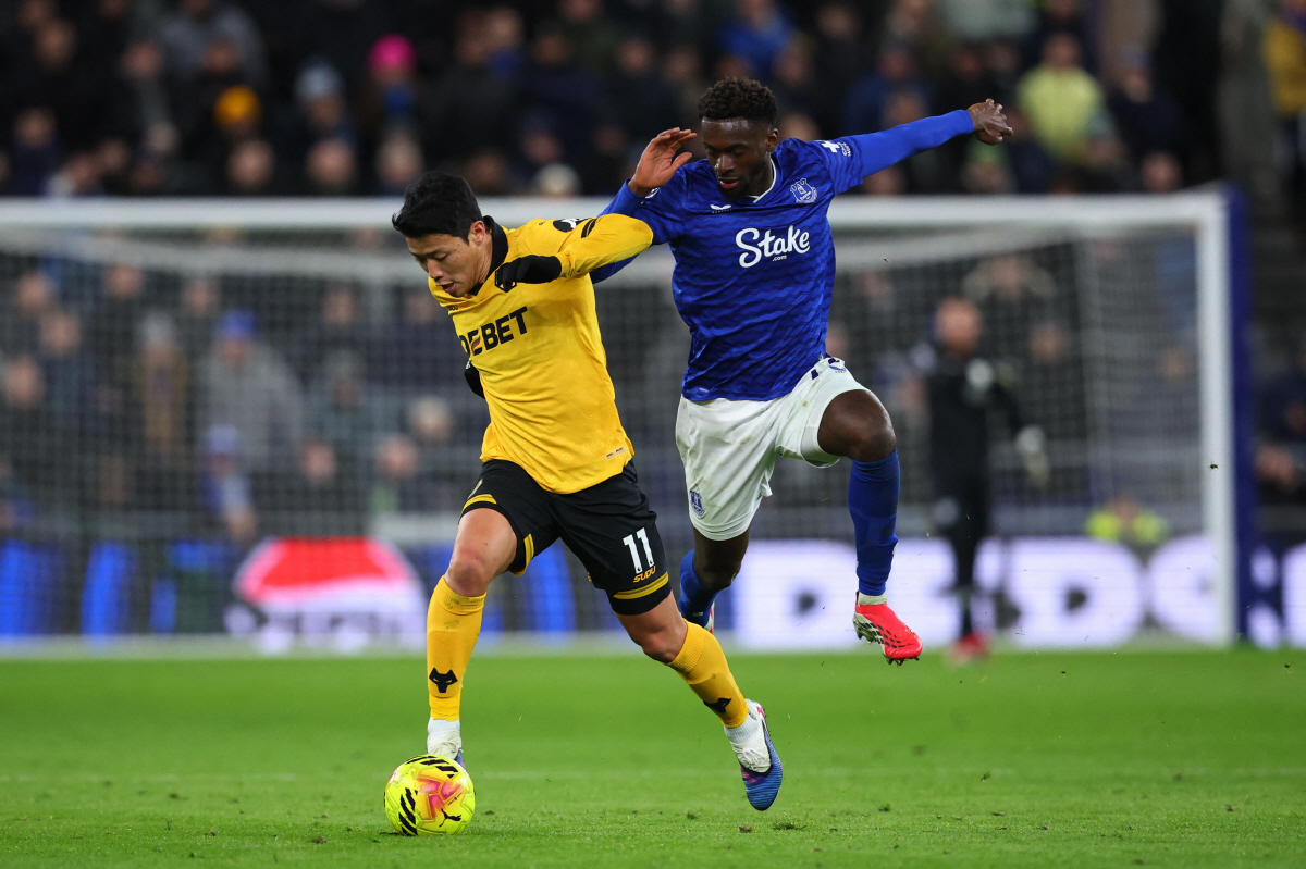 '불리한 전선의 장수 같다' '황소'가 극찬한 울버햄튼 사령탑, EPL …