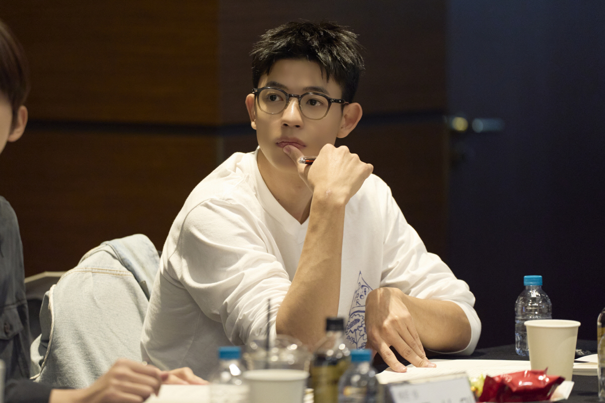 [공식] 넷플릭스 표 '늑대소녀' 온다..'뷰티 인 더 비스트' 김민주·…