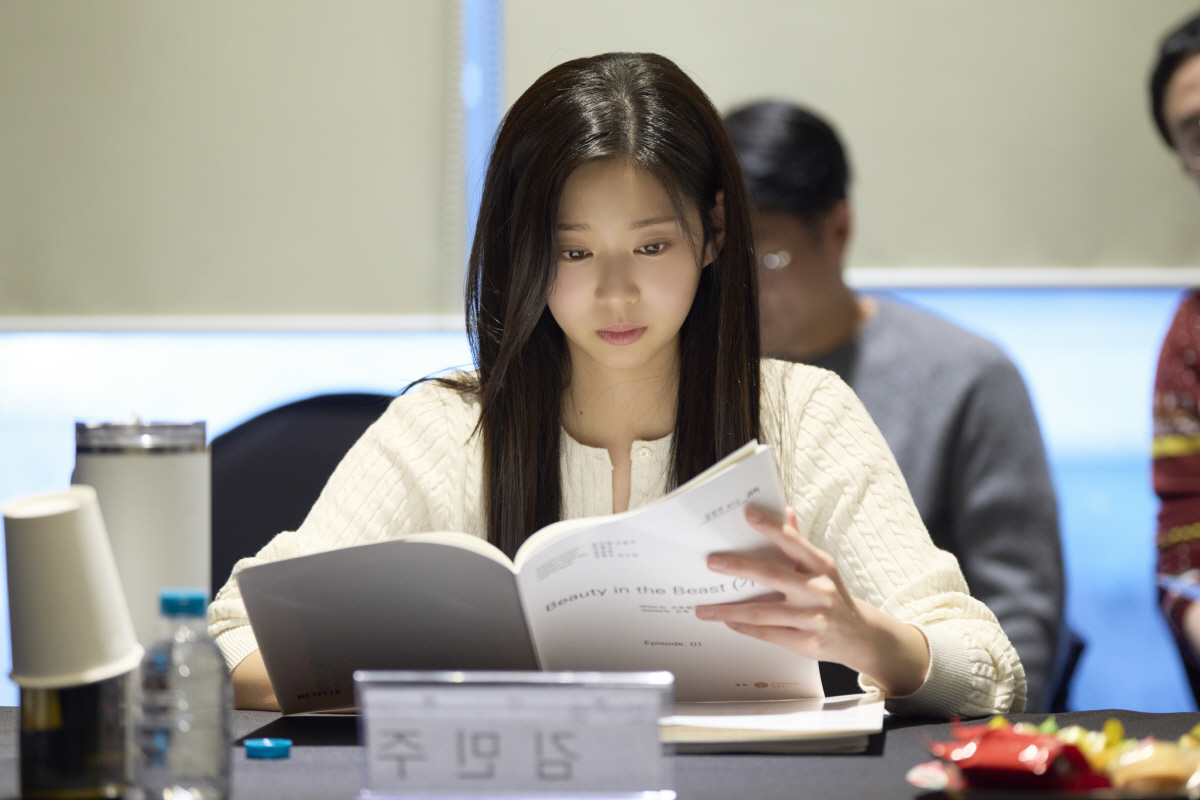 [공식] 넷플릭스 표 '늑대소녀' 온다..'뷰티 인 더 비스트' 김민주·…