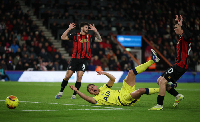 '손흥민 시절엔 상상도 못할 일 터졌다' 3실점 토트넘 수비수 원정온 팬들과 격렬할 설전.. 이기지도 못하면서 '콩가루' 팀 추락