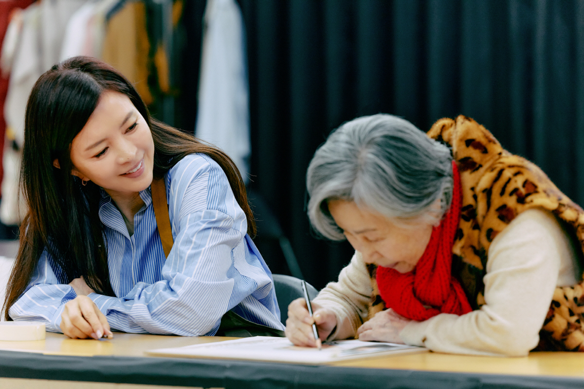하희라·신은정에 '백전노장' 김용림·손숙·김영옥까지…연극 '노인의 꿈' …