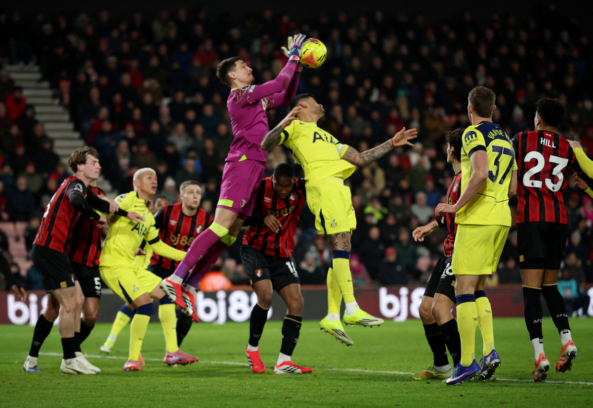 '손흥민 캡틴 후임' 로메로 초대형 폭탄 발언, 토트넘 내부 분열 암시.…