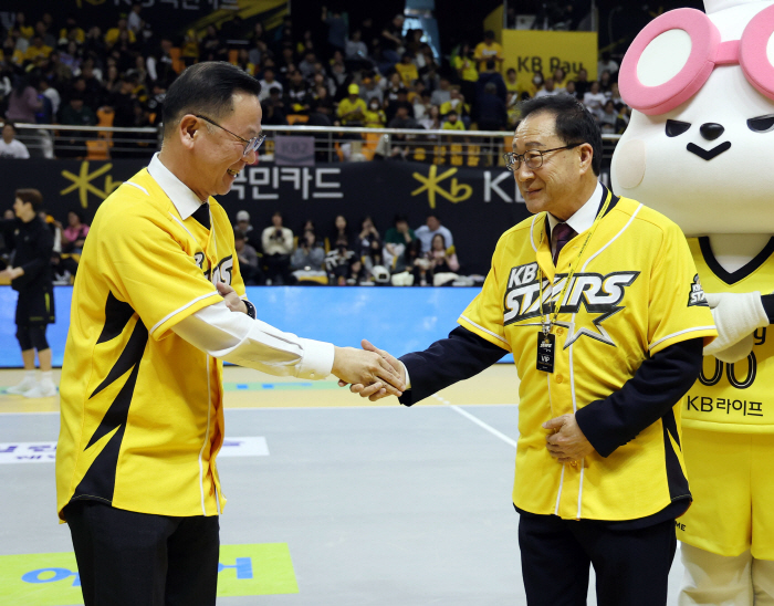 KB손보 배구 보러오면 워터파크 숙박권 증정, 스타즈 배구단의'지역상생' 아일랜드캐슬과 후원 협약