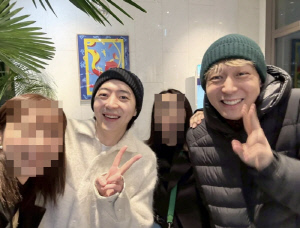 ‘마약·은퇴 번복’ 박유천, 5년만에 퀭한 얼굴 환한 미소 깜짝...동생 박유환과 평온한 근황