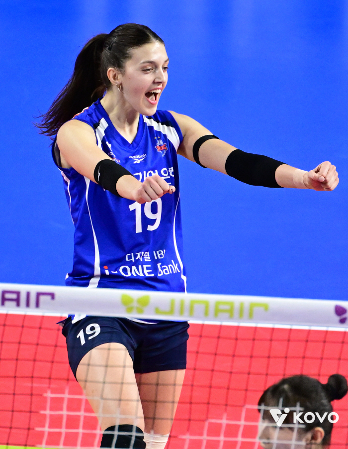 사령탑 교체 후 8승3패! '빅토리아 31득점' 기업은행, '인쿠시 분투' 정관장 잡고 3연승 질주…봄배구 향해 달린다 [화성리뷰]