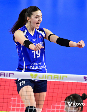 사령탑 교체 후 8승3패! '빅토리아 31득점' 기업은행, '인쿠시 분투' 정관장 잡고 3연승 질주…봄배구 향해 달린다 [화성리뷰]