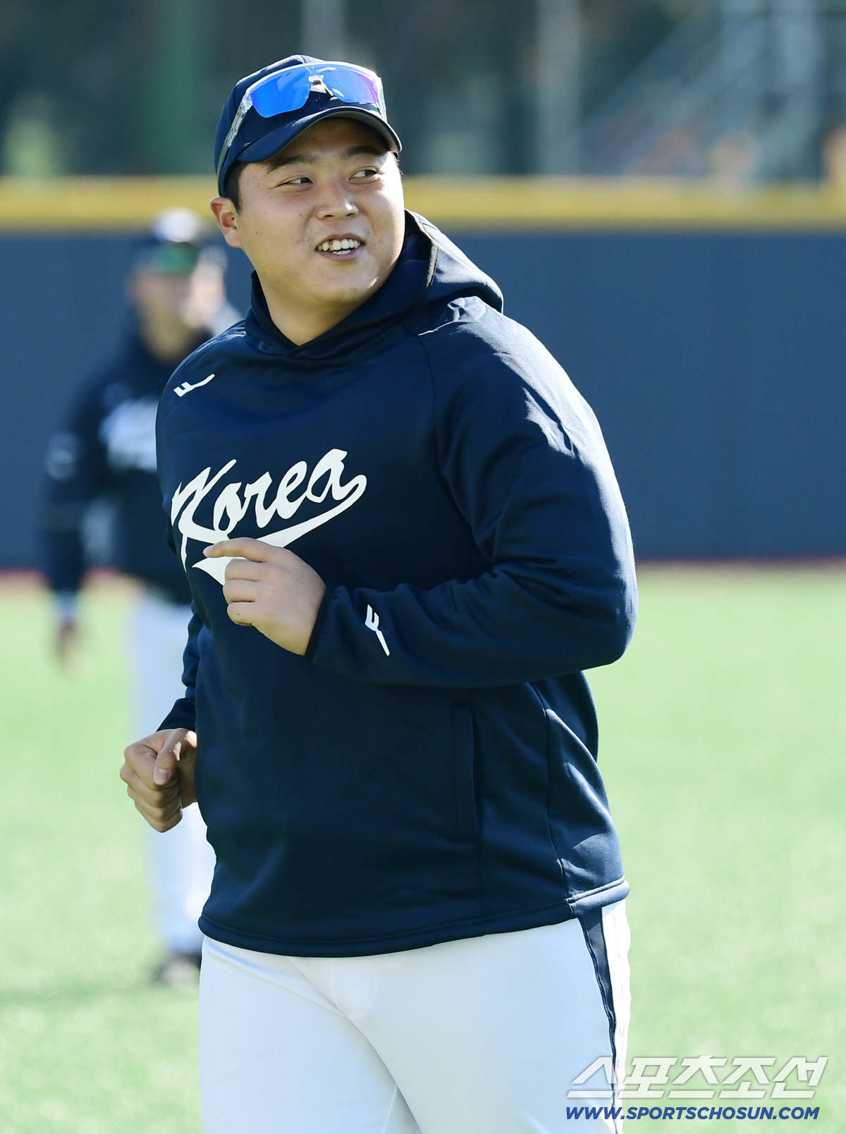 100억 FA 대박 → 퓨처스 폭격…두 동갑내기 절친 지켜본 '유광잠바'…