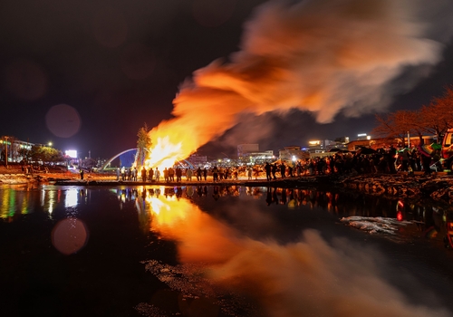영동군, 관광 사진전 대상에 손명숙씨 '달집태우기'