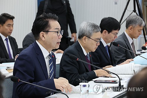 (서울=연합뉴스) 이정훈 기자 = 이한주 경제인문사회연구회 이사장이 9일 서울 은평구 한국행정연구원에서 열린 경제인문사회연구회 업무보고에서 김민석 국무총리에게 보고하고 있다. 2026.1.9 uwg806@yna.co.kr