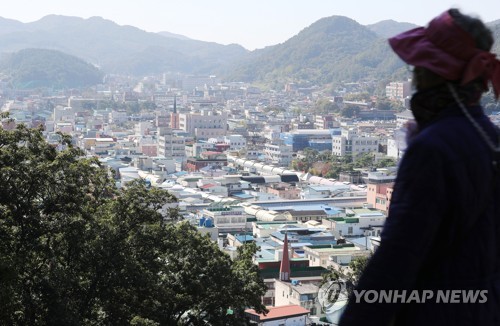 (공주=연합뉴스) 김주형 기자 = 행정안전부가 18일 오전 시·군·구 89곳을 인구감소지역으로 지정 고시했다. 충남에서는 공주시, 논산시, 보령시, 부여군, 청양군 등 9곳이 인구감소지역에 포함됐다. 정부는 연간 1조 원의 지방소멸대응기금을 집중적으로 투입하고 국고보조사업 선정 때 가점을 주는 등 집중적으로 행정적, 재정적 지원을 해 '인구 소멸'의 위기에서 탈출하는 것을 돕기로 했다. 사진은 같은 날 충남 공주의 구시가지 모습. 2021.10.18 kjhpress@yna.co.kr