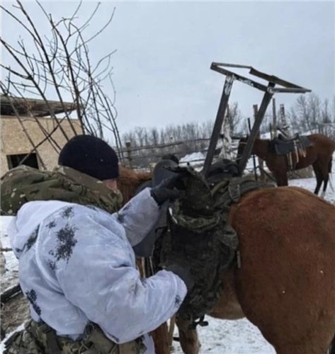 말 안장에 스타링크 위성안테나…러, 우크라전에 기마·낙타부대