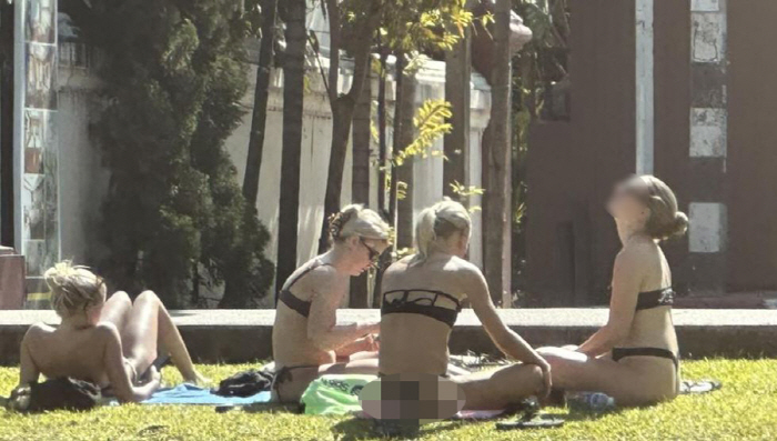 사원 앞에서 여성 4명 비키니 일광욕…"무식이냐? 무시냐?"