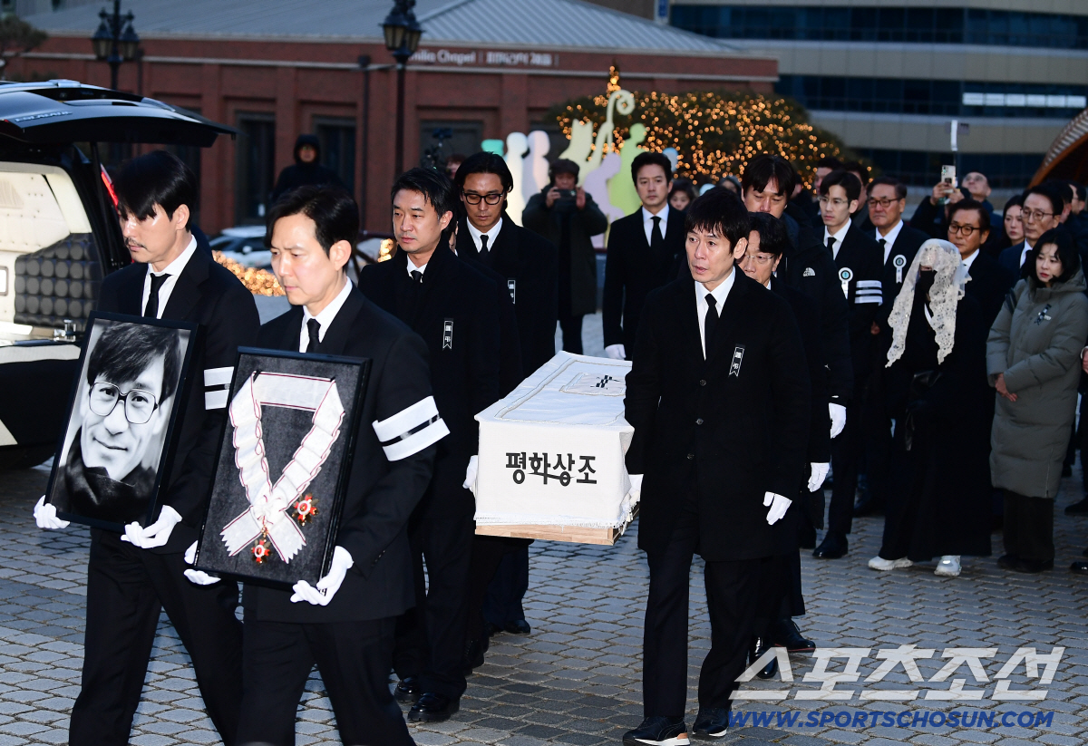 정우성·이정재, 故안성기 영정과 훈장 들고…감출 수 없는 애통함[SC현장…