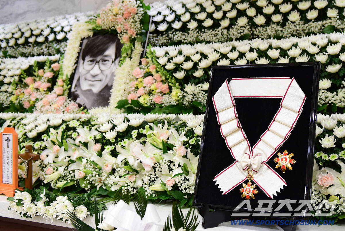 정우성·이정재, 故안성기 영정과 훈장 들고…감출 수 없는 애통함[SC현장…