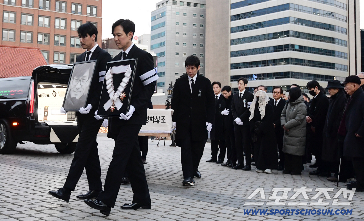 故안성기 영정 든 정우성 "찬란히 빛났던 선배님"…추모사 낭독 '울컥' …
