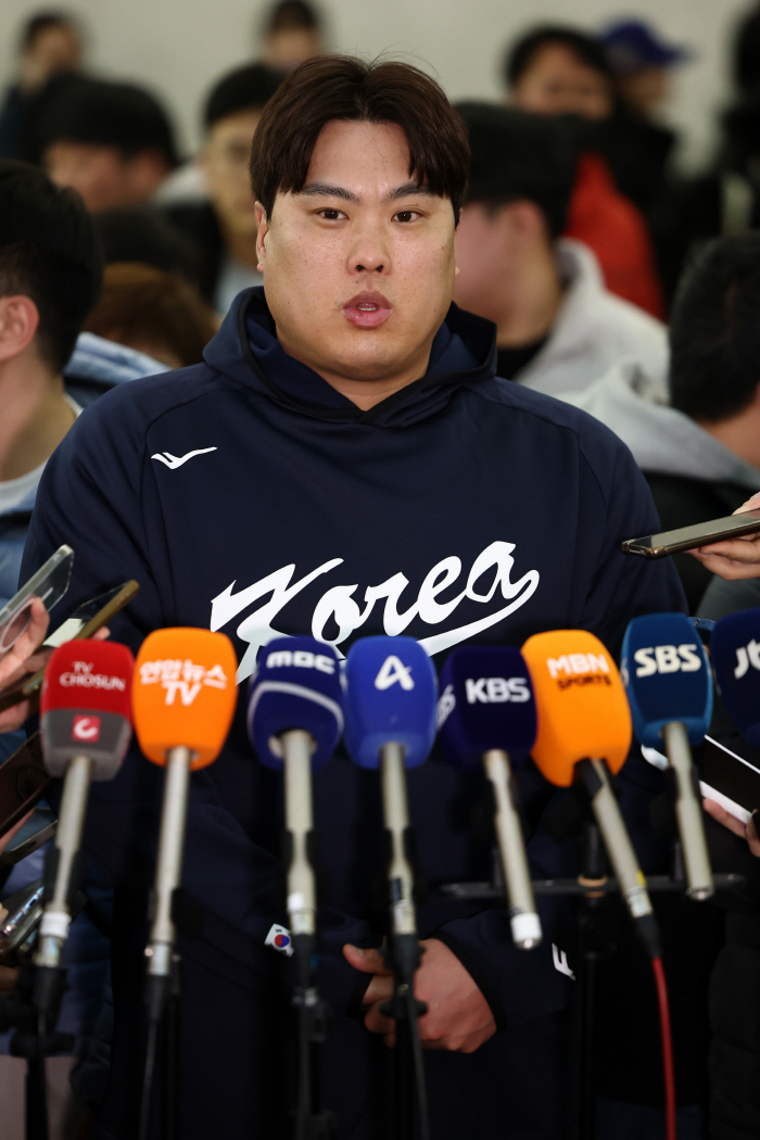 '도쿄참사 줄줄이 은퇴 선언' 왜 류현진은 기꺼이 태극마크 달았나…"무겁습니다, 자랑스럽고"