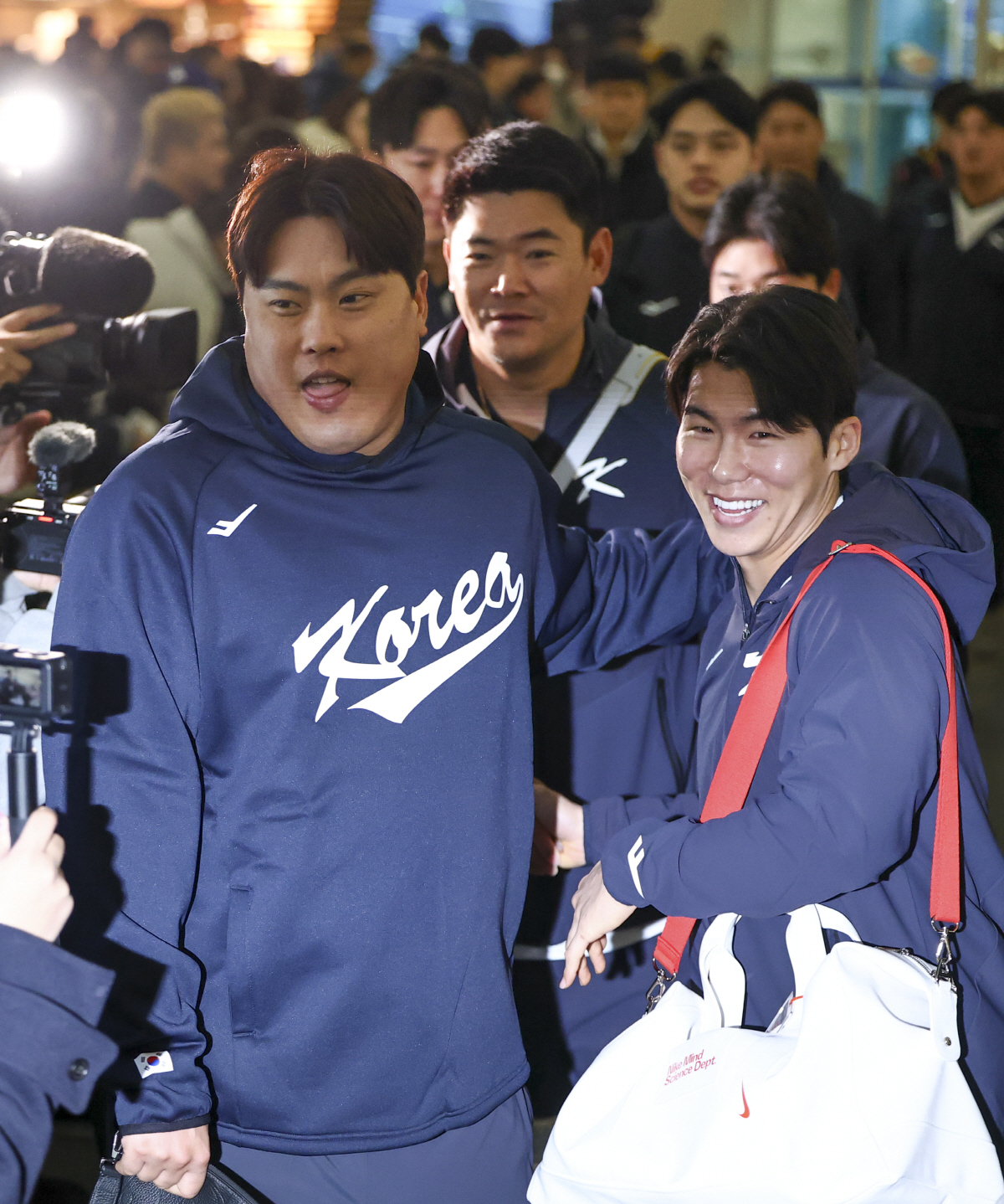 '도쿄참사 줄줄이 은퇴 선언' 왜 류현진은 기꺼이 태극마크 달았나…"무겁…