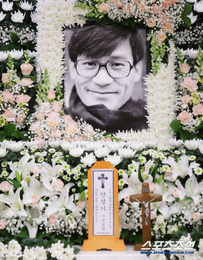 김태희♥비, 손 꼭 잡고 故안성기 조문..결혼식 대부 인연 '먹먹'