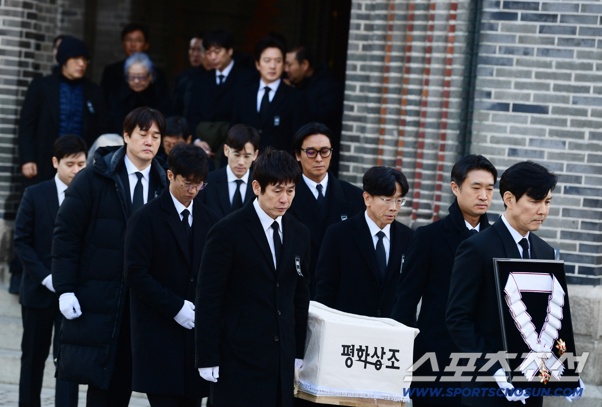눈시울 붉어진 현빈, '운구' 설경구→박해일·주지훈…'대선배' 故안성기 …