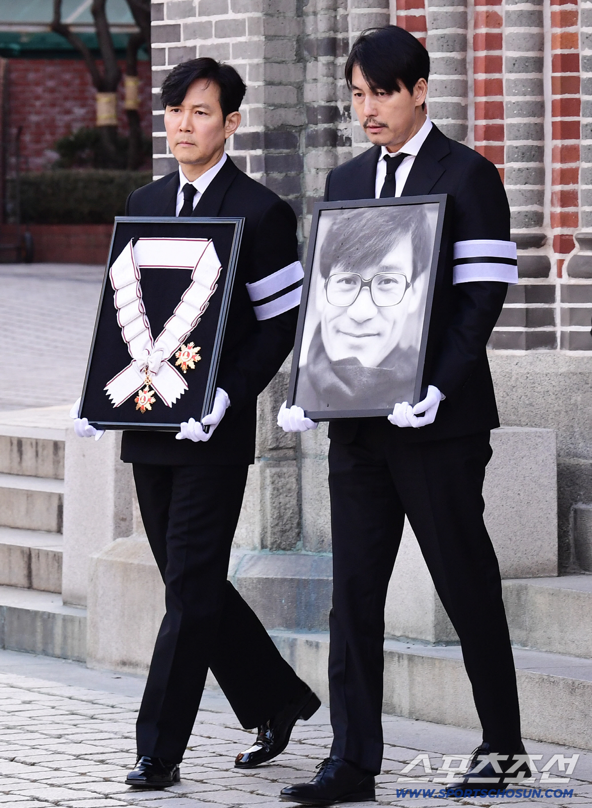 "영화계 큰 별" 故안성기, 정우성·이정재→현빈 눈물의 배웅 속 하늘로[…