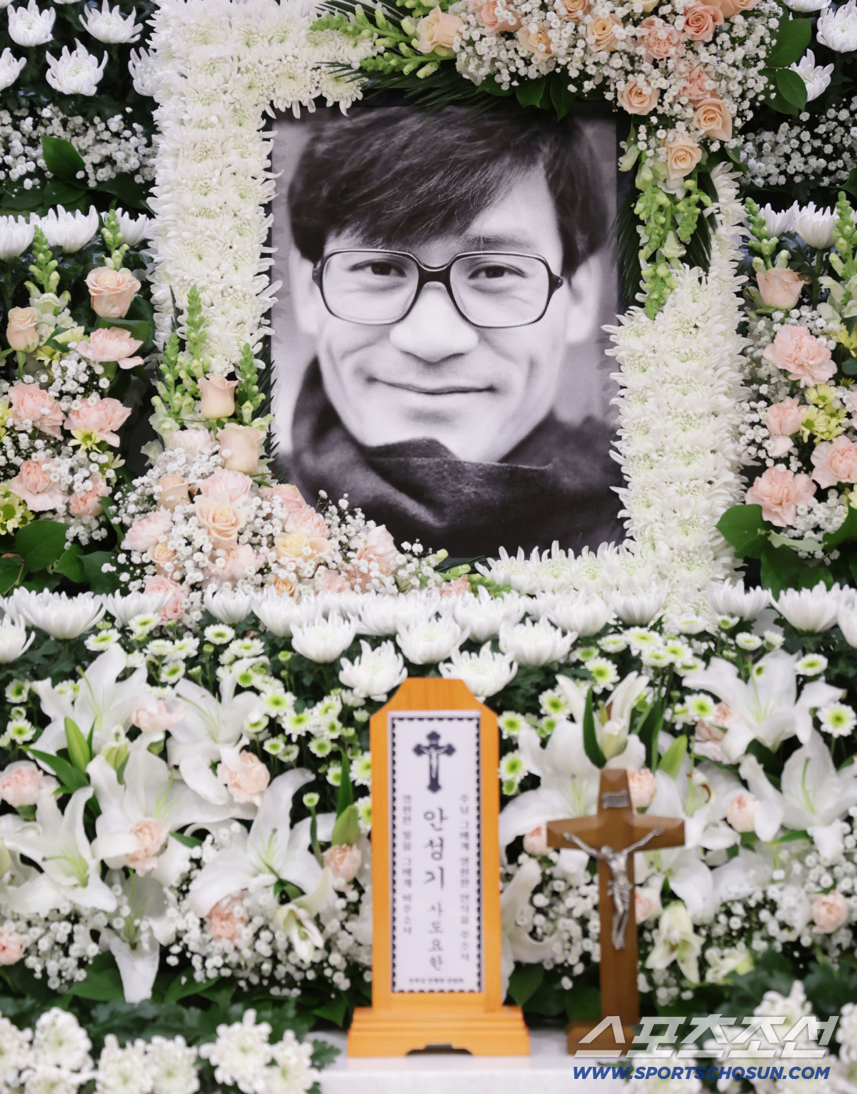 "영화계 큰 별" 故안성기, 정우성·이정재→현빈 눈물의 배웅 속 하늘로[…