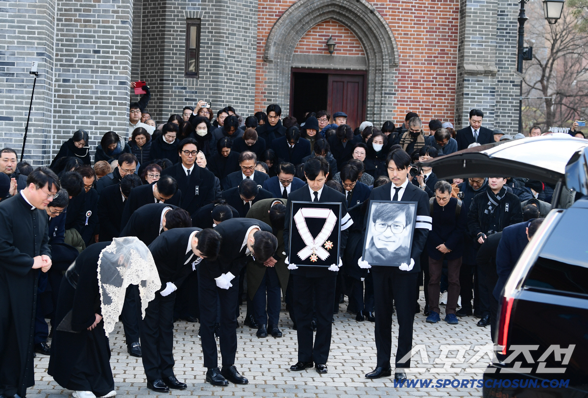 "영화계 큰 별" 故안성기, 정우성·이정재→현빈 눈물의 배웅 속 하늘로[…