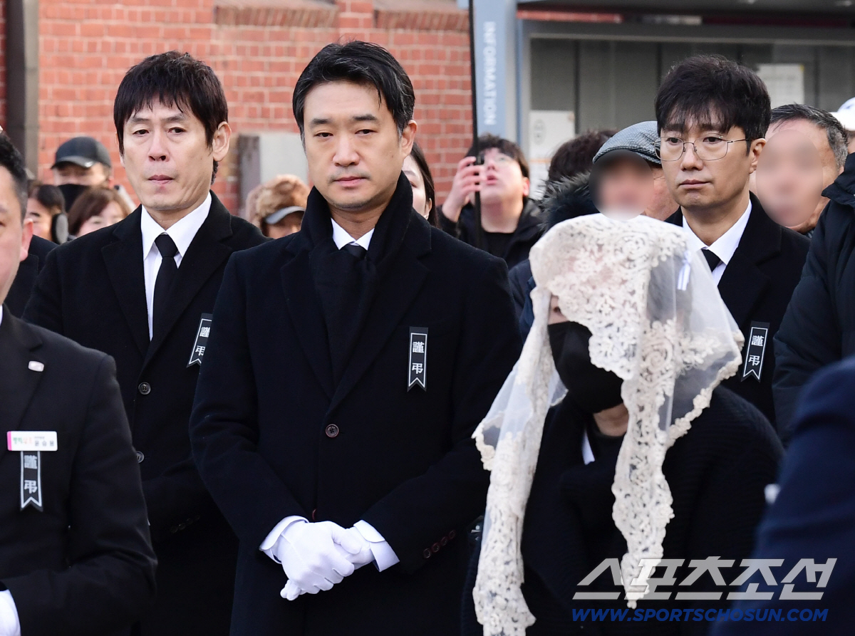 "영화계 큰 별" 故안성기, 정우성·이정재→현빈 눈물의 배웅 속 하늘로[…