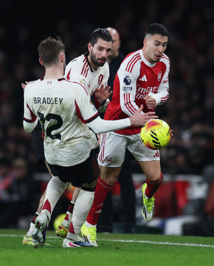 '침대축구로 오인한 죄?' 영국축구 전설들이 일제히 발끈한 사연…아스널 공격수 마르티넬리, 비매너 행위에 집중포화