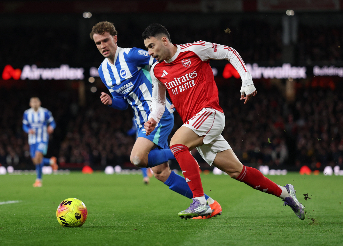 '침대축구로 오인한 죄?' 영국축구 전설들이 일제히 발끈한 사연…아스널 …