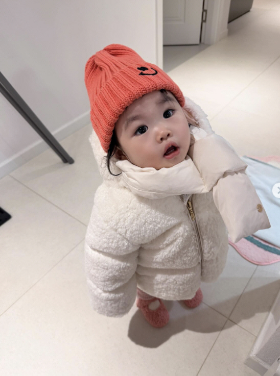 박수홍 딸 재이, 걸음마 떼고 '광고 더 쏟아졌다'..."힙한 아들 같아" 물오른 비주얼