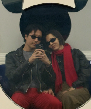 김나영♥마이큐, 결혼 후 첫 가족 해외여행...홍콩서 포착된 현실 가족