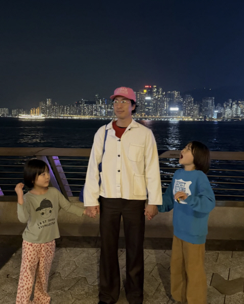 김나영♥마이큐, 결혼 후 첫 가족 해외여행...홍콩서 포착된 현실 가족