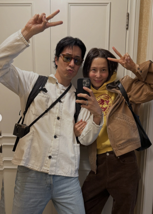 김나영♥마이큐, 결혼 후 첫 가족 해외여행...홍콩서 포착된 현실 가족