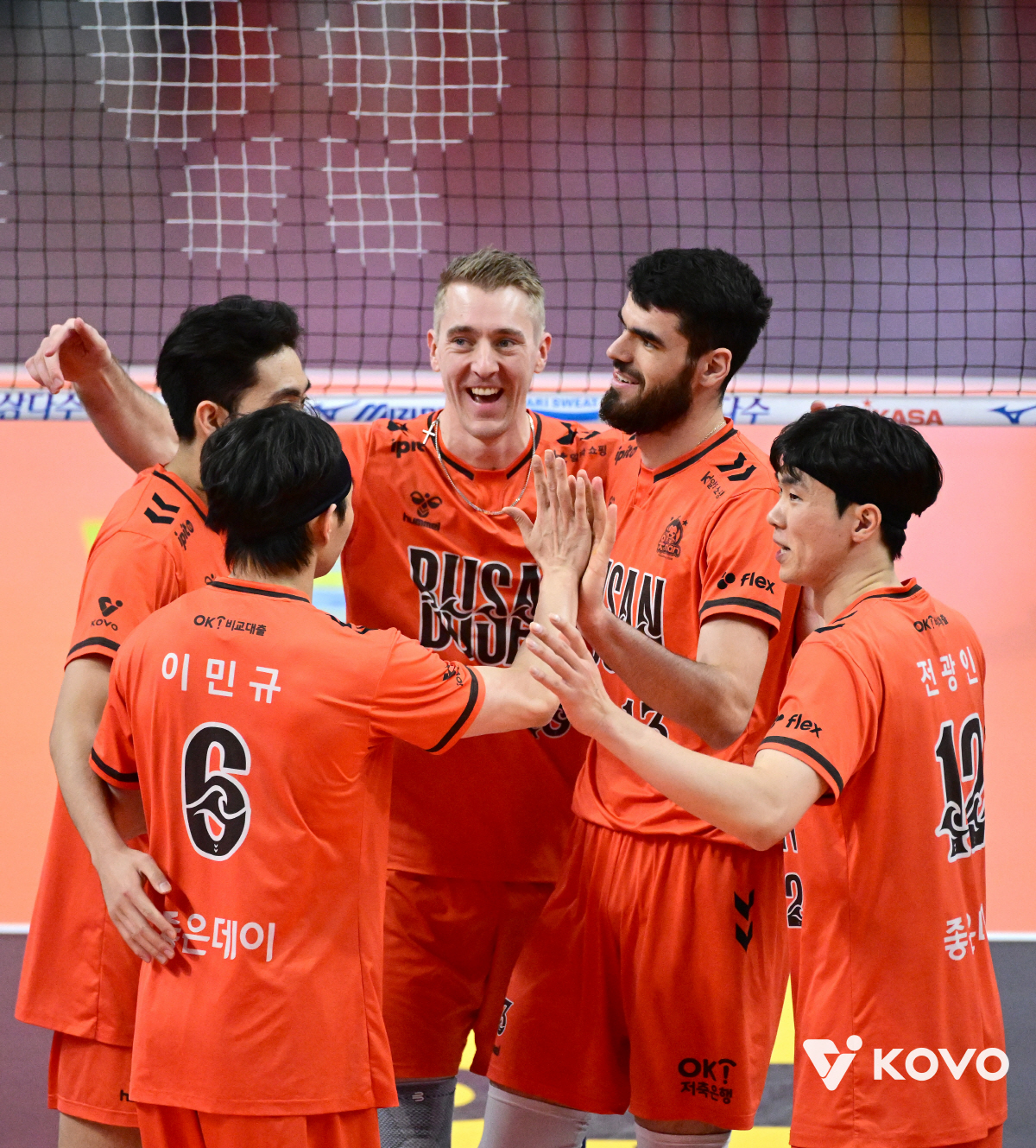 니가 그렇게 배구를 잘해? 부산으로 내려와! → '홈 깡패' OK저축은행…