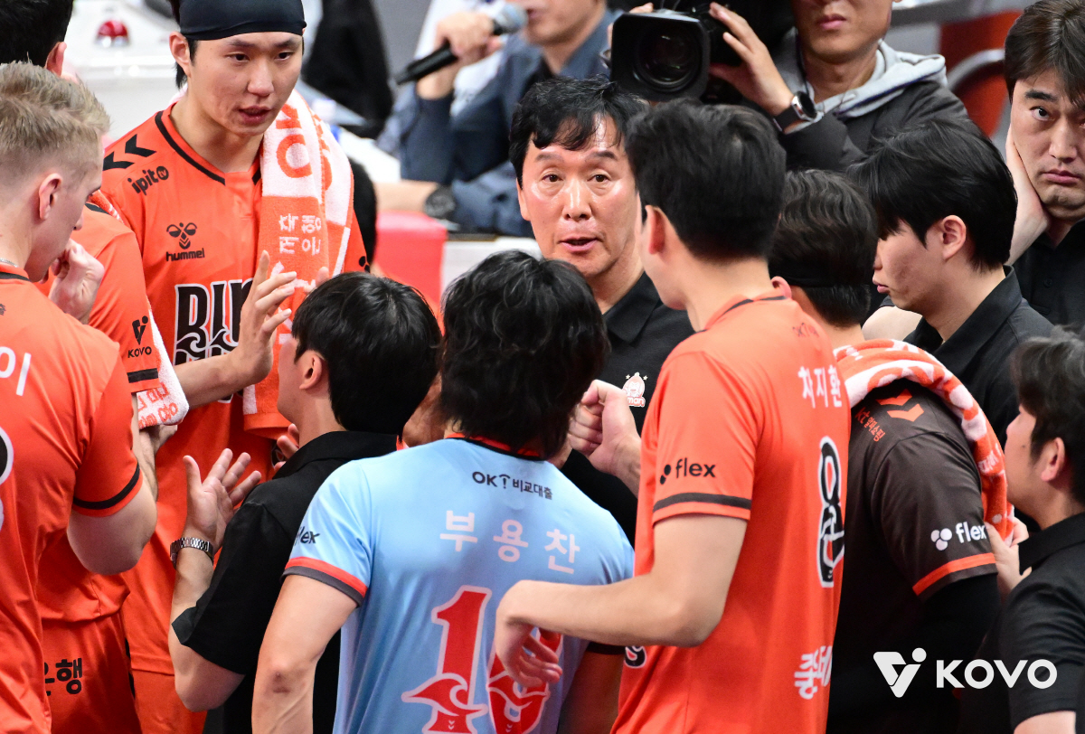 공격성공률 61.9% 대폭격! OK저축은행 디미트로프 "부산 거의 만석,…