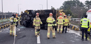제주 평화로서 쓰레기차 중앙분리대 들이받고 전복…2명 경상