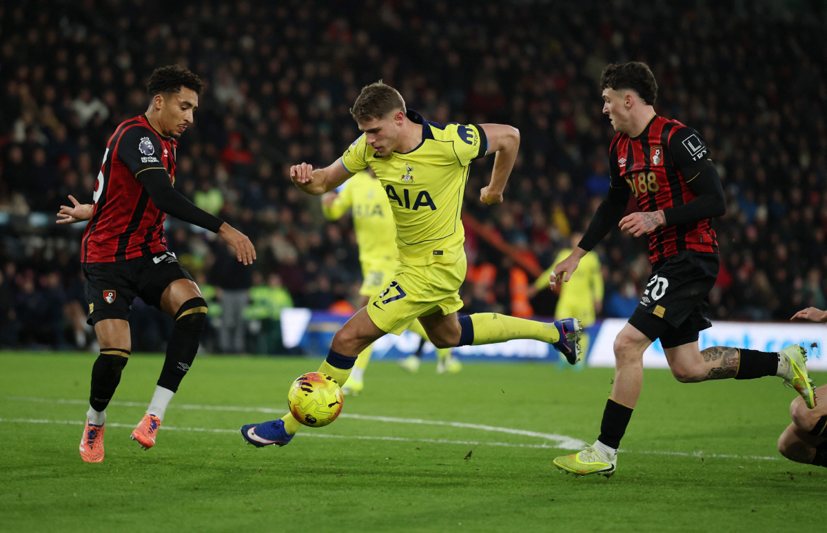 "팬들과 한판 붙었다" 손흥민 없는 토트넘, 기강 '와르르' 무너진 현실…