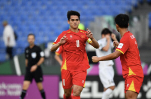 '김상식 매직 또 터졌다' 또 세트피스에서 2골 폭발! 키르기스스탄 2-1 제압 베트남 2승.. 아시안컵 8강 사실상 확정