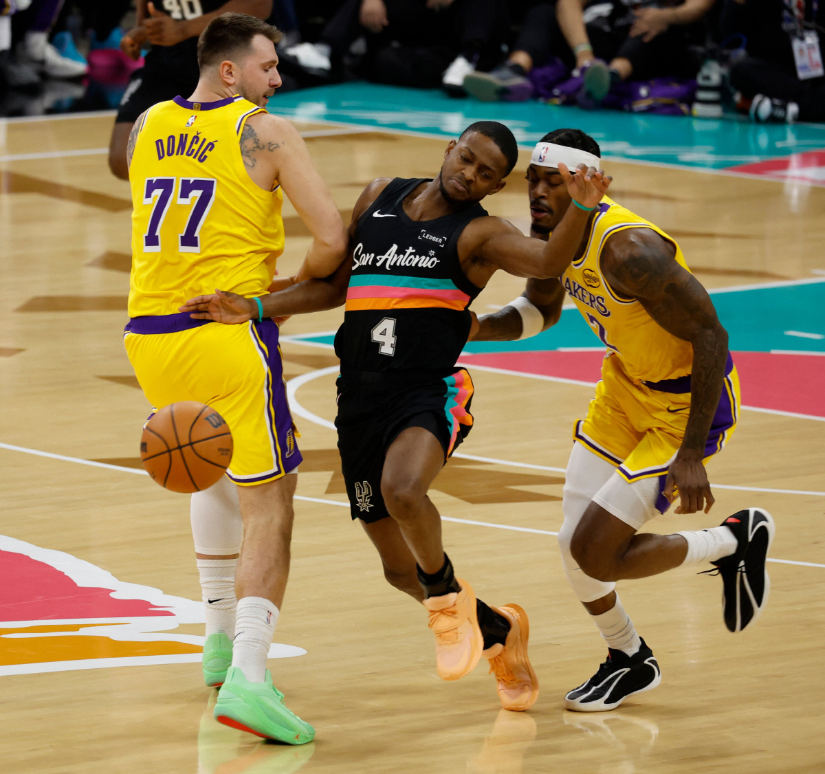 현 NBA 최악유형의 선수=수비약한 볼 호그형 볼 핸들러. 트레이 영 트…