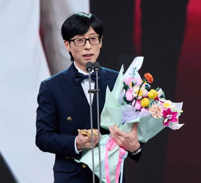 유재석이 든 '레고 꽃다발' 뭐길래.."화훼농가에 상처줘" 단체 반발