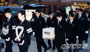 박철민, 故 안성기 운구 맡고 울컥..“사모님이 손 잡고 부탁”