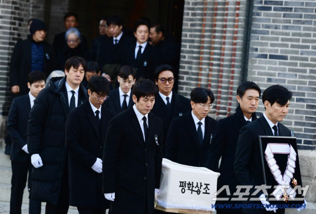 박철민, 故 안성기 운구 맡고 울컥..“사모님이 손 잡고 부탁”