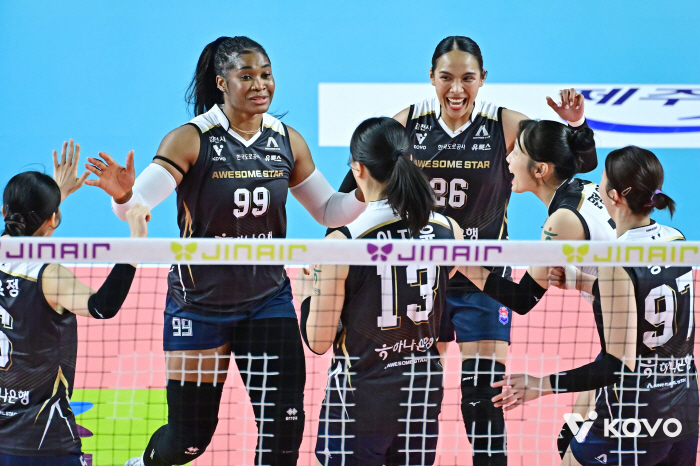 집에서는 안 진다! 도로공사, 첫 매진에 홈 11전승 화답…GS칼텍스에 셧아웃 승리 '선두 질주' [김천 리뷰]