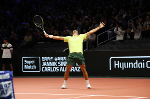 [현장에서]'K-손하트 뿅뿅, 강서브 펑펑' 韓서 펼친 '테니스 월클' 알카라스-시너의 '슈퍼매치', 감동-웃음-재미 다 잡았다