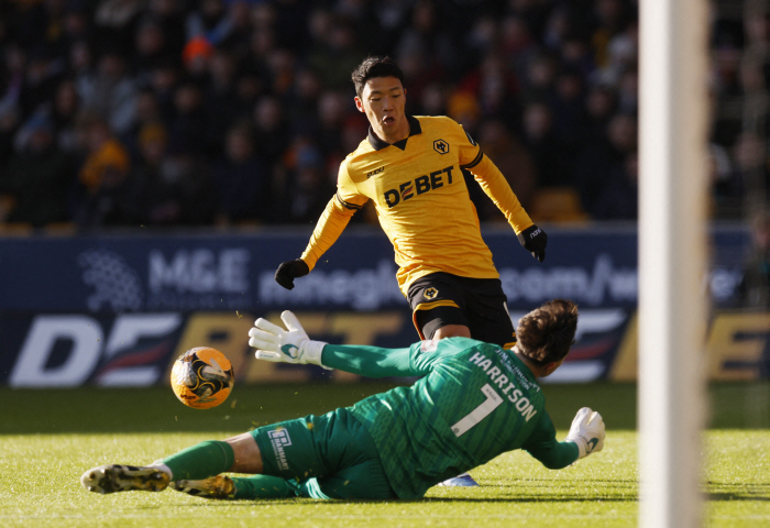 '건강한 황희찬' 못 막는다, 7경기 연속 선발→2년만에 '황소모드' 재가동…슈루즈베리전서 '3호 도움'