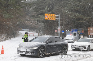지붕 날아가고 차 미끄러지고…제주, 강풍·폭설로 사고 속출
