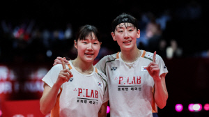 日 충격! '韓 듀오에 또또 패했다'…'유일 4강' 女 복식 '백하나-이소희, 단단한 수비 무너뜨리지 못했다' 눈물