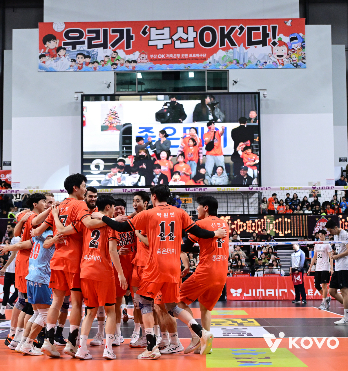 '부산행' 판이 뒤집혔다! → OK저축은행 관객 1위 질주! '오픈빨' …